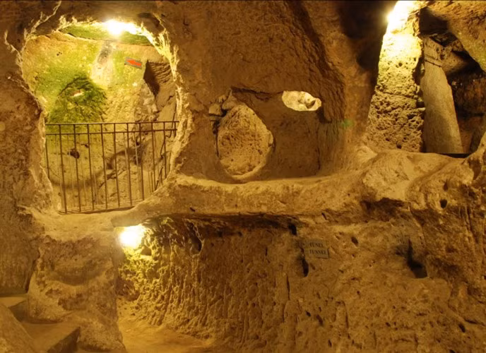 Bên trong tổ hợp chỗ ở trong hang Derinkuyu ở Thổ Nhĩ Kỳ. Đất nước này có hàng trăm phòng được xây dựng dưới lòng đất của một thành phố. Các phòng này có thể được mua hoặc được thuê lại. (ảnh: Brainjet).