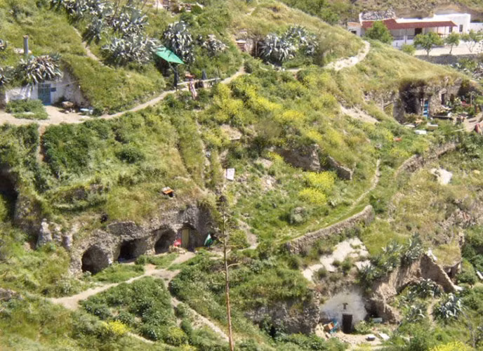 Người dân ở miền Nam Tây Ban Nha có một lịch sử lâu dài là sống trong các hang động. Bởi thế, những ngôi nhà ở hang Granada được xây dựng bằng đất sét từ hàng thế kỷ. (ảnh: Brainjet).