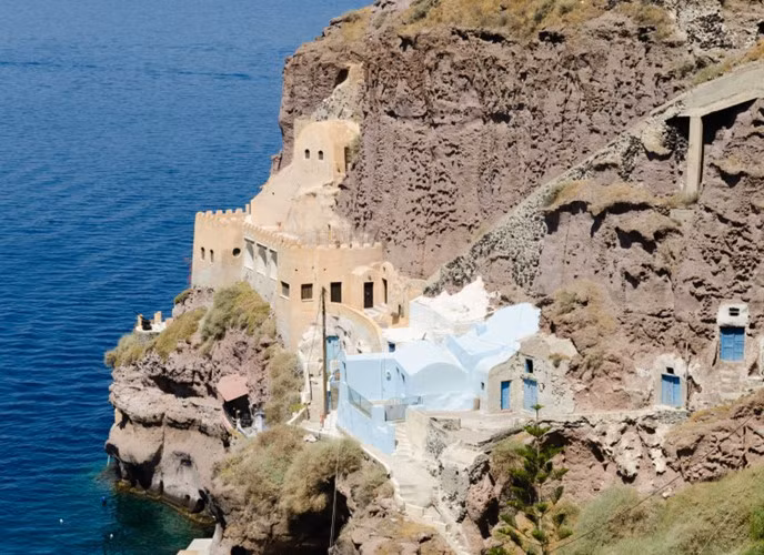 Những ngôi nhà tuyệt đẹp ở trên đảo Santorini, Hy Lạp đã trở thành điểm thu hút khách tham quan. (ảnh: Brainjet).