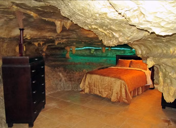 Bên trong nhà nghỉ trong hang ở dãy núi Ozark nhằm phục vụ cho những khách bộ hành đi ngang qua. (ảnh: Brainjet).