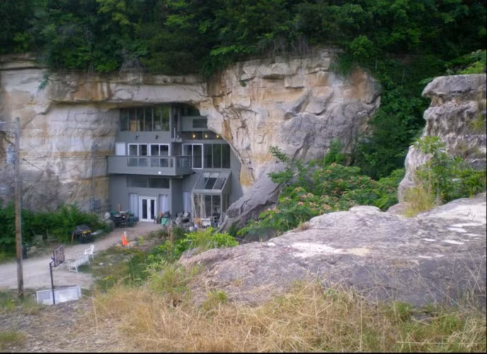 Ngôi nhà Sandstone được cấu tạo thành 3 phần bên trong 1 hang động. Ngôi nhà rất vững chãi, có thể bảo vệ con người trước những ảnh hưởng bên ngoài. (ảnh: Brainjet).