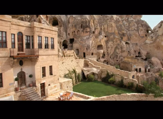 Khách sạn trong hang Yunak Evleri được xây dựng ngay bên sườn núi đá và được coi là một trong những khách sạn tốt nhất trong khu vực. (ảnh: Brainjet).