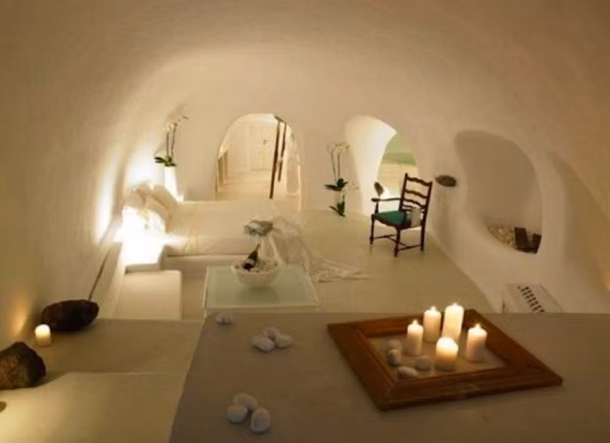 Bên trong một ngôi nhà hang động ở trên đảo tại Hy Lạp với phong cách trang nhã, tinh tế, màu trắng muốt làm chủ đạo. (ảnh: Brainjet).