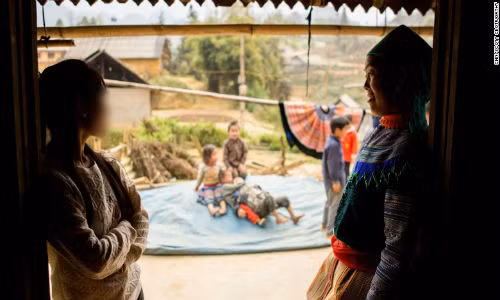 Cô gái trẻ Việt Nam (trái) từng bị bọn buôn người lừa bán sang Trung Quốc nhưng sau đó đã tìm cách trốn thoát. Trở về quê hương, cô chia sẻ câu chuyện của mình để cảnh tỉnh những cô gái “nhẹ dạ cả tin” khác.