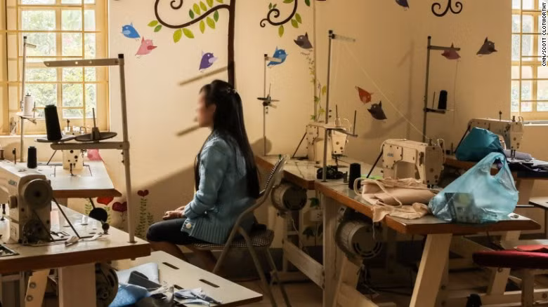 Trong ảnh là một cô gái Việt Nam đã trốn thoát được sau khi bị lừa qua biên giới sang Trung Quốc.