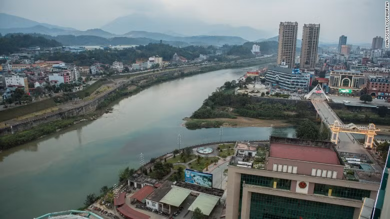 Những kẻ buôn người thường tới những ngôi làng quanh biên giới Việt Nam-Trung Quốc để “săn lùng” những cô gái trẻ Việt Nam mà chúng quen qua mạng hoặc gặp gỡ tại những địa điểm như chợ địa phương.