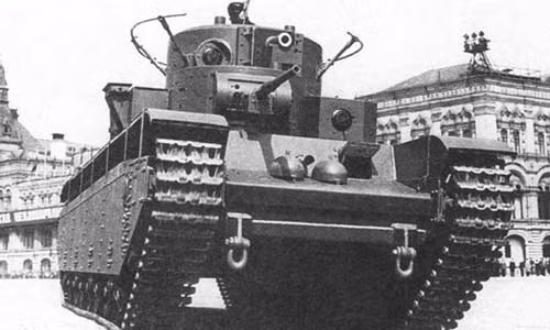 Xe tăng T-35 trong một cuộc duyệt binh.