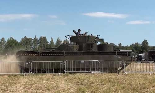 Xe tăng T-35 lăn bánh trong một cuộc kỷ niệm năm 2014.