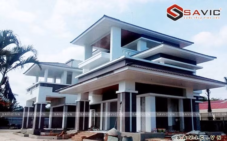 Theo Công ty kiến trúc Savic, ngôi biệt thự này có chi phí xây dựng chỉ hết 900 triệu đồng (tính cả chi phí sơn, ốp lát nhưng chưa tính nội thất). Trong ảnh là ngôi biệt thự khi vừa mới hoàn thành năm 2015. Nguồn ảnh: Savic.