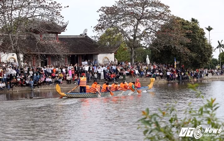Hàng trăm năm qua, vào ngày mồng 6 tháng Giêng, thi bơi thuyền, thổi cơm, bắt vịt đã diễn ra trên khúc sông Cửa Chùa, làng Hào Xá, xã Thanh Xá, huyện Thanh Hà, tỉnh Hải Dương như một nét độc đáo riêng của Lễ hội chùa Bạch Hào (ngôi chùa có từ thời Lý) để rồi được ghi nhận là Di sản văn hóa phi vật thể Quốc gia. (Ảnh: Quang Minh)