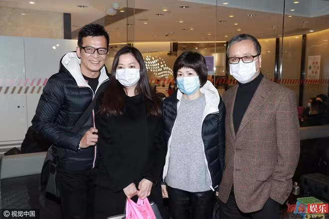 Sao Thiên long bát bộ - Huỳnh Nhật Hoa và vợ Lương Khiết Hoa đeo khẩu trang, không ngại ống kính truyền thông khi có mặt tại bệnh viện thăm Lưu Đức Hoa.