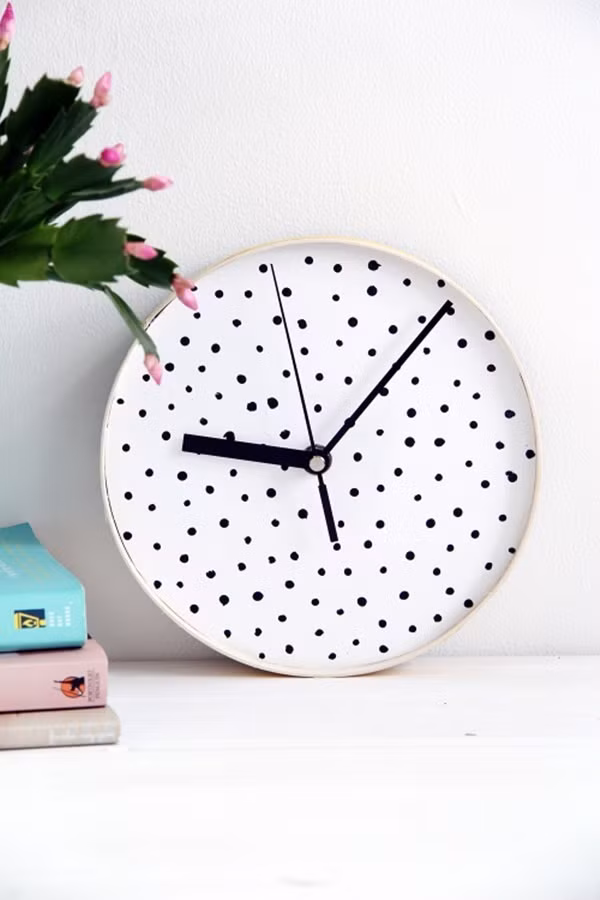 Bên cạnh việc trang trí tường nhà hay trần nhà với họa tiết chấm bi, bạn có thể sử dụng họa tiết này trong việc trang trí đồ nội thất. Trong ảnh là một chiếc đồng hồ với hình nền họa tiết chấm bi trắng đen làm điểm nhấn cho cả căn phòng. Chấm bi đen trên nền trắng là kiểu thiết kế cổ điển rất được ưa chuộng. Khi sử dụng họa tiết chấm bi bạn nên lưu ý không sử dụng với diện tích lớn. Hãy chọn ra một góc phòng, một mảng tường hay một góc không gian để làm điểm nhấn.