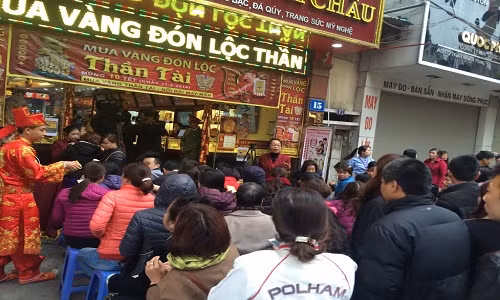 Vo chong tre ca dem mat ngu vi lo mua vang Than Tai