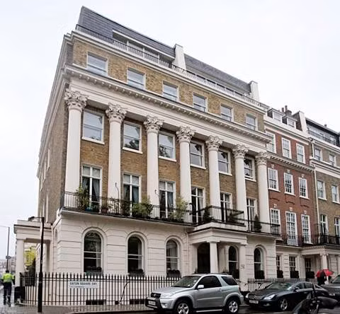 Tòa nhà đầu tiên được xây dựng trên phố này là năm 1827.