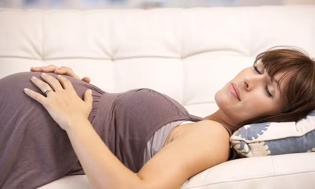 Mẹ mang thai nằm kiểu này trẻ khóc trong bụng không hay Me mang thai nam kieu nay tre khoc trong bung khong hay