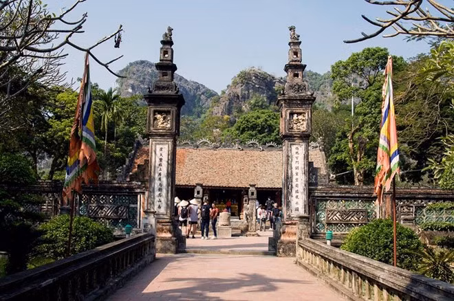 Cố đô Hoa Lư là điểm đến thu hút một lượng lớn du khách trong nước và quốc tế tới tham quan hàng năm. Ảnh: Bùi Trường Chung.