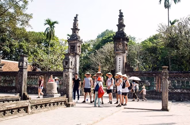 Ngay gần động Am Tiên là quần thể di tích cố đô Hoa Lư - kinh đô của nhà nước phong kiến đầu tiên ở Việt Nam. Hiện nay, nơi đây còn lưu giữ lại nhiều di tích cung điện, đền, chùa và lăng mộ có giá trị lịch sử văn hóa cao. Ảnh: Bùi Trường Chung.