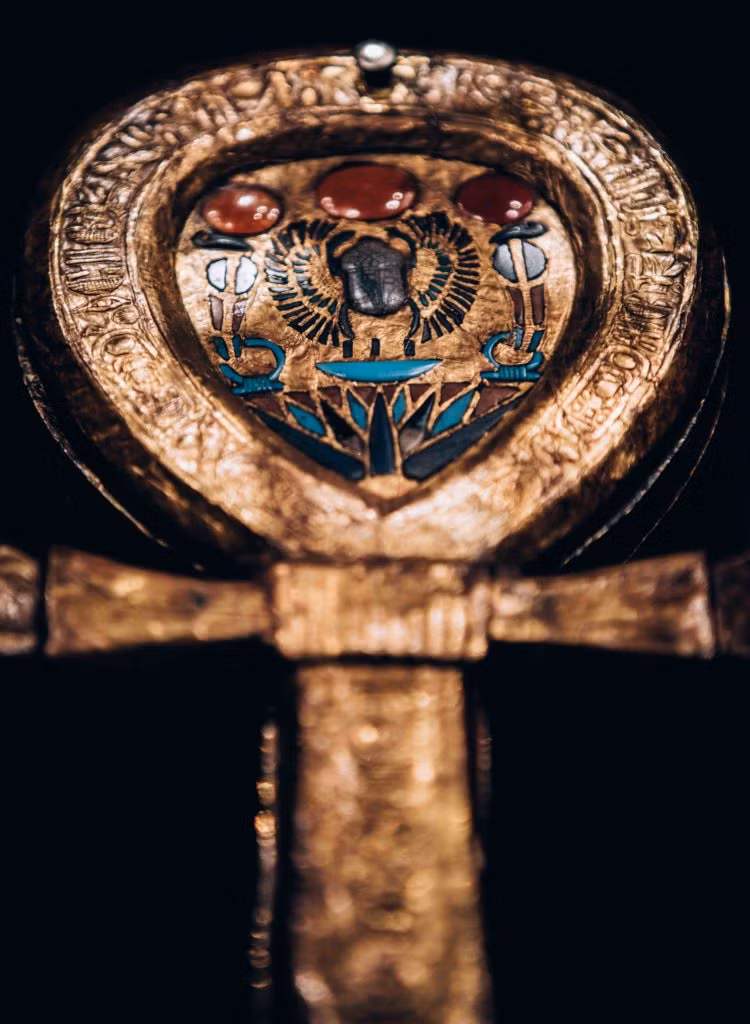 Biểu tượng ankh quyền lực của vua Tutankhamun được thợ thủ công Ai Cập cổ đại có tay nghề cao chế tác cầu kỳ.