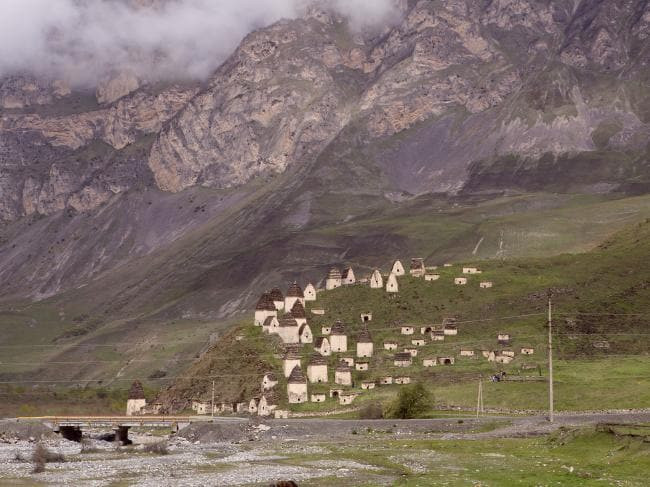 Theo các chuyên gia, nghĩa địa này là nơi yên nghỉ của hơn 10.000 người. Những người này được chôn cất từ thế kỷ 14 - 18. Nhiều thi hài được bảo quản khá tốt khi vẫn còn nguyên tóc hoặc da.