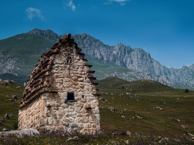 Khu nghĩa địa có 99 hầm mộ nằm bên trong một thung lũng dài 17 km. Mỗi ngôi mộ đều có giếng trước mặt. Chúng đóng vai trò quan trọng trong hành trình tiễn đưa người chết đến thế giới bên kia.