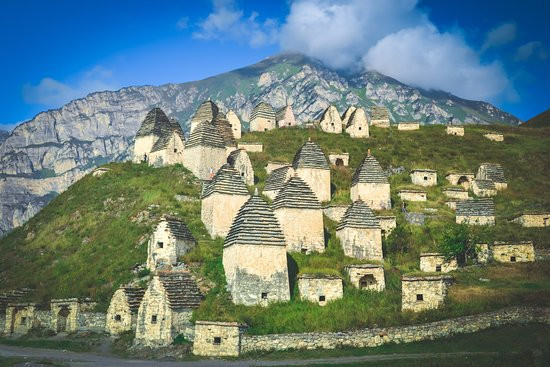 Kể từ đó, ngôi làng Dargavs bị bỏ hoang và được cho là bị ma quỷ chiếm giữ. Người dân địa phương lan tin rằng bất cứ người nào vào bên trong làng đều không trở ra.