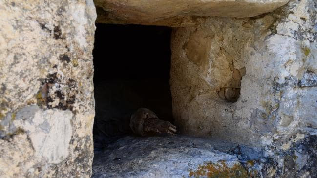 Theo các nhà sử học, sau khi chôn cất, thân nhân của người chết thả một đồng xu xuống giếng. Nếu đồng xu chạm vào một hòn đá khi tới đáy thì đây được coi là dấu hiệu tốt cho thấy người chết đã lên thiên đàng.