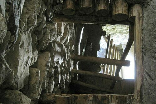 Nhiều năm sau khi dịch bệnh chấm dứt, dân làng quyết định rời đi và đến khu vực đồng bằng sinh sống.