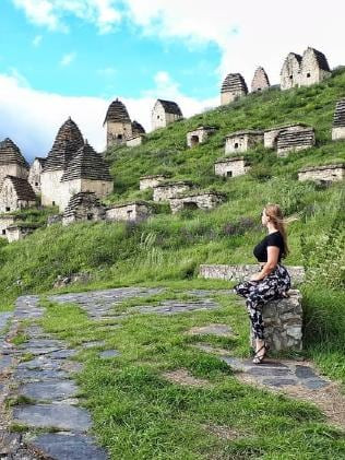 Đến thế kỷ 18, người dân trong làng Dargavs gặp phải một dịch bệnh lớn. Nhiều người bị mắc bệnh và tự giam mình trong hầm mộ để cách ly thế giới bên ngoài, chờ đợi cái chết. Nhiều người tin rằng, đây là sự trừng trị của các vị thần vì tội lỗi mà họ đã gây ra.