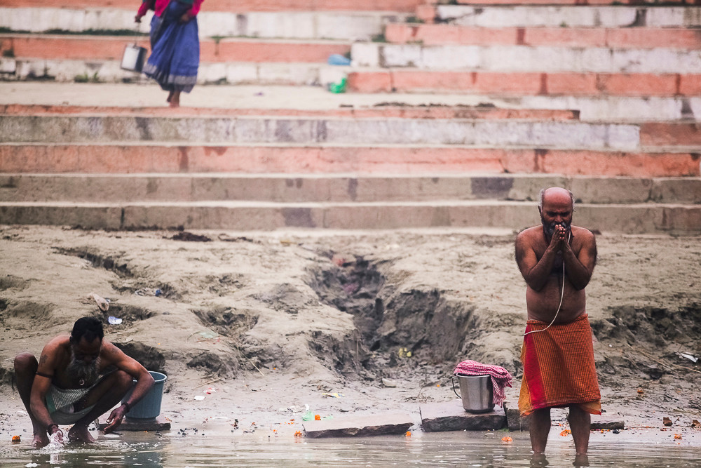 Không những vậy, sông Hằng cũng là nơi người dân tắm gội, tẩy trần ngay cả khi thời tiết khoảng 10 độ C. Video: Khủng hoảng nước ở Ấn Độ (nguồn: VTC14)