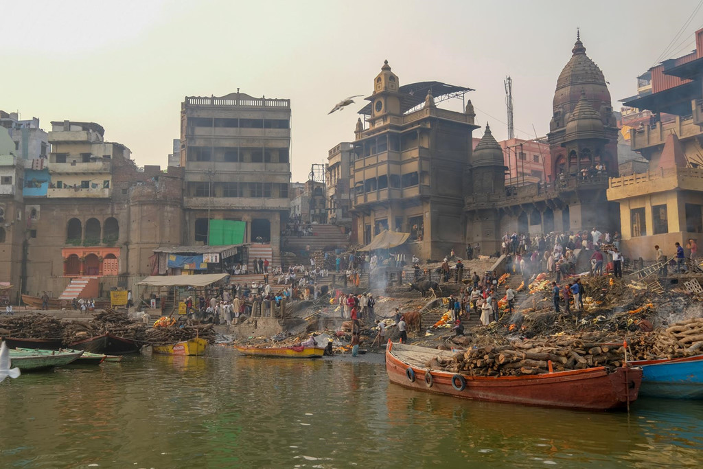 Dọc theo sông Hằng có 87 ghat (những bậc thang dẫn xuống bờ sông) được dựng lên. Thế nhưng, chỉ có 2 ghat được phép tiến hành hỏa thiêu.
