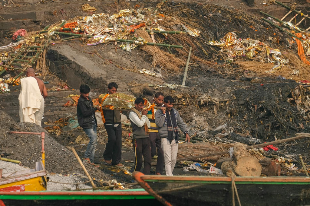 Vì vậy, sau khi qua đời, thi hài người chết được tắm rửa bằng nước sông, hỏa thiêu trước khi rắc tro xuống sông Hằng.