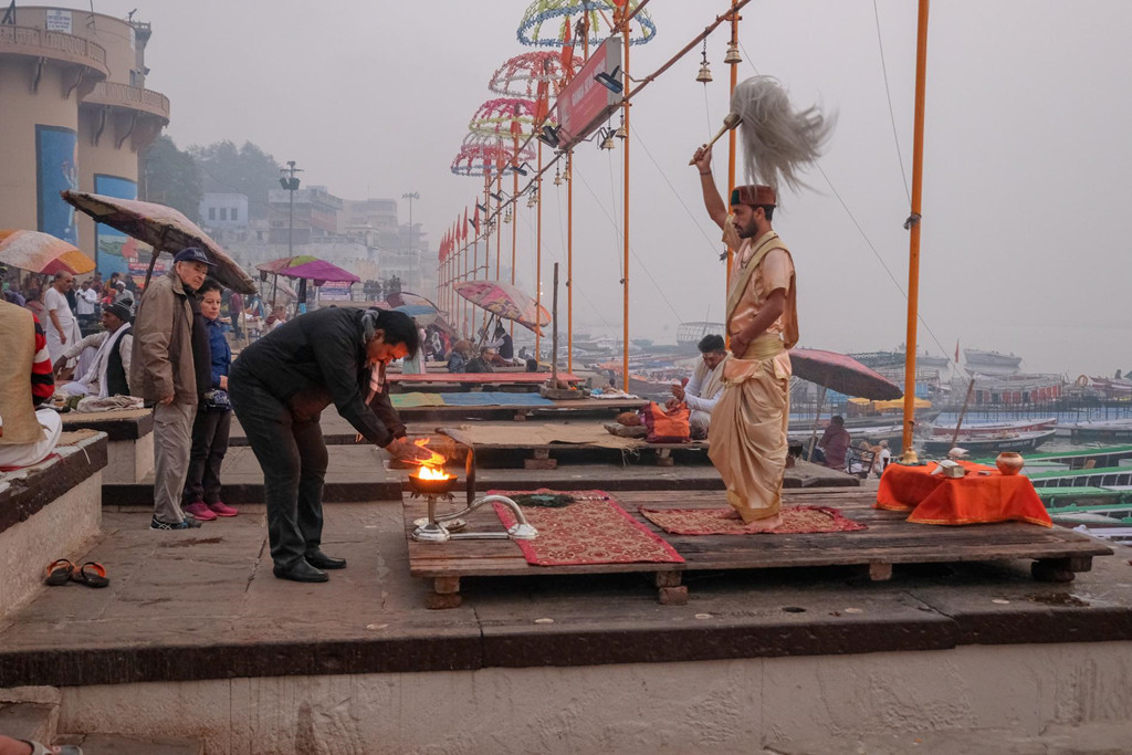Sông Hằng gắn liền với tục lệ hỏa táng đối với người dân. Đối với người Hindu, cái chết là sự kiện quan trọng nhất trong cuộc đời.