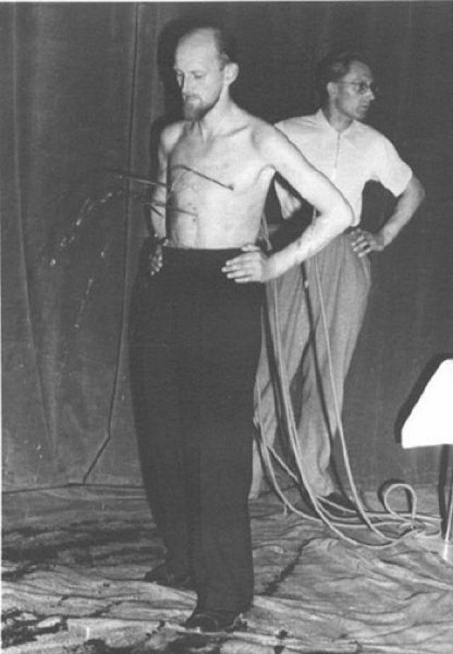 Theo chia sẻ của Mirin Dajo, khả năng đặc biệt của ông là món quà đặc biệt mà Chúa ban tặng. Đặc biệt, người đàn ông này còn tiết lộ nghe thấy giọng nói của các thiên thần hộ mệnh và được họ khuyên nên làm gì.