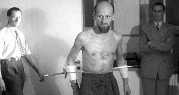 Vì vậy, Mirin Dajo quyết định đến Amsterdam thực hiện các buổi biểu diễn trước đông người để phô diễn siêu năng lực đặc biệt của mình.