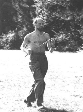 Vào năm 33 tuổi, Mirin Dajo phát hiện bản thân có năng lực đặc biệt là cơ thể không bị ảnh hưởng bởi dao, kiếm đâm xuyên người.