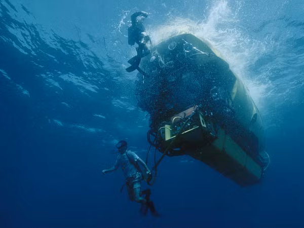Do không được trục vớt nên trải qua nhiều năm, xác tàu Titanic có dấu hiệu bị ăn mòn nghiêm trọng bởi nước biển và vi khuẩn ăn mòn kim loại.