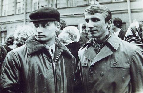 Trong thời gian làm việc cho KGB, điệp viên Putin thường nhận được "lời chúc mừng từ các đàn anh" trong tổ chức "vì luôn hoàn thành công việc được giao và đạt kết quả tốt".