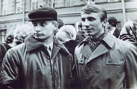 Trong thời gian làm việc cho KGB, điệp viên Putin thường nhận được "lời chúc mừng từ các đàn anh" trong tổ chức "vì luôn hoàn thành công việc được giao và đạt kết quả tốt".