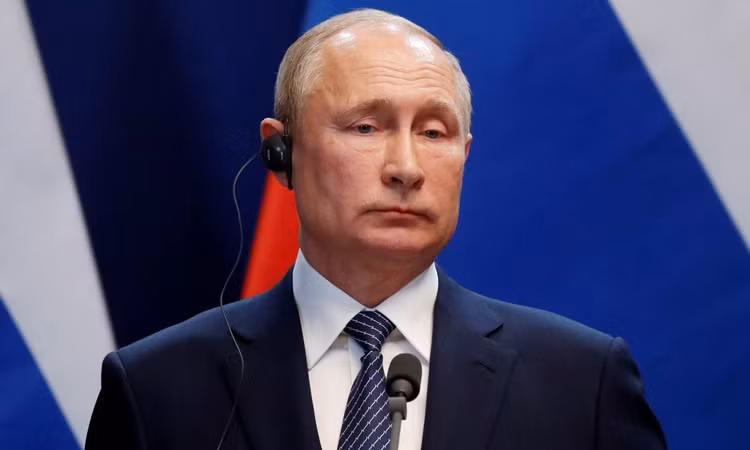 Tổng thống Putin được KGB phân công nhiệm vụ ở Dresden, Đông Đức từ năm 1985 - 1990. Tại đây, ông Putin tích cực chiêu mộ gián điệp và thu thập tình báo gửi về nước. Nhờ vậy, ông Putin nhiều lần được KGB khen thưởng và trao tặng huân chương.