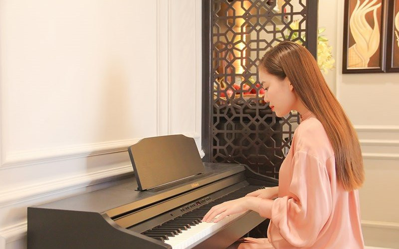 Trong nhà ngoài những không gian cơ bản thì còn có thêm 1 chiếc đàn để cô luyện tập, ca hát.