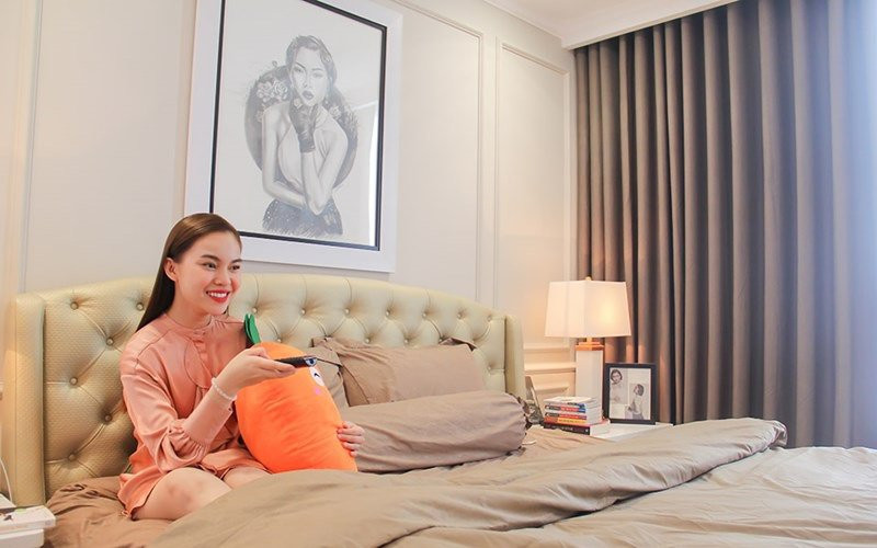 căn phòng ngủ nhẹ nhàng như phong cách của nữ ca sĩ.