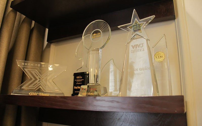 Trên kệ tivi ở phòng khách là khu vực Giang Hồng Ngọc đặt những giải thưởng từng đạt được trong thời gian đi hát.