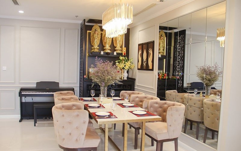 Khu vực bàn ăn gia đình với đèn chùm ấn tượng.