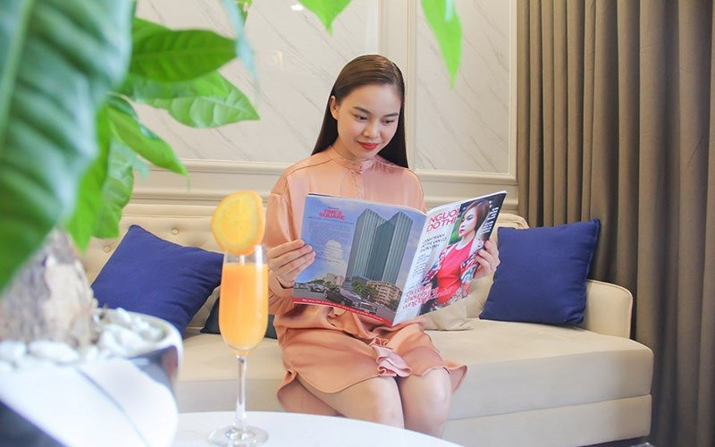 Căn hộ được Giang Hồng Ngọc và kiến trúc sư lên ý tưởng trang trí sang trọng với màu kem chủ đạo.