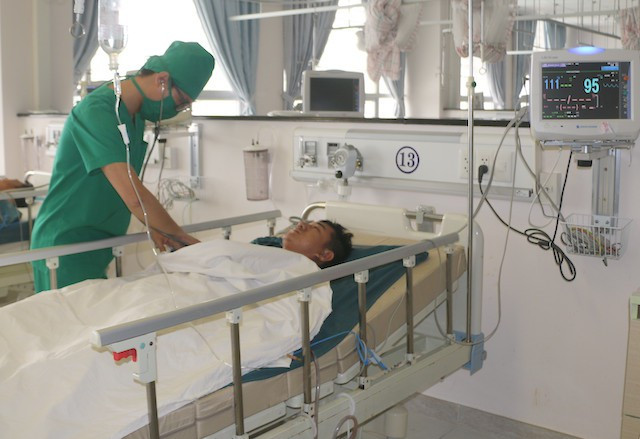 Nam bao ve benh vien bi dam guc trong ca truc