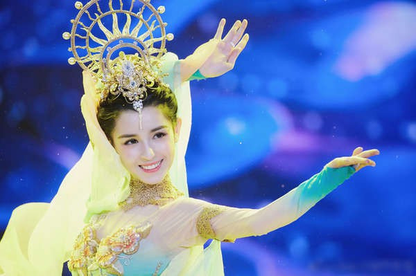 Tối 1/1/2019 Cáp Ny Khắc Tư xuất hiện trong đêm hội mừng năm mới do đài quốc gia CCTV thực hiện. Cô trình diễn tiết mục múa truyền thống trên nền nhạc ca khúc nổi tiếng. Khi chương trình được phát sóng, Cáp Ny Khắc Tư là nghệ sĩ được tìm kiếm nhiều nhất trong dàn ngôi sao lớn tham dự. Do thời điểm đó người đẹp chỉ mới gia nhập showbiz lại vinh dự có mặt trên đài truyền hình trung ương nên đã gây ra tranh cãi lớn trên mạng xã hội.