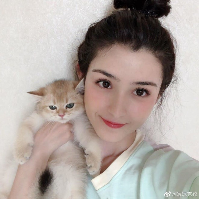 Khác với hình ảnh hoa mỹ trên tạp chí, ngoài đời Cáp Ny Khắc Tư luôn chọn cách trang điểm và làm tóc đơn giản. Cô gái trẻ còn hay tạo dáng ngộ nghĩnh, hài hước khi chụp ảnh và thường xuyên đăng ảnh cùng mèo cưng của mình. Hiện tài khoản Weibo của cô có hơn 500 nghìn người theo dõi, một con số đáng mơ ước đối với nghệ sĩ mới trong giới giải trí.