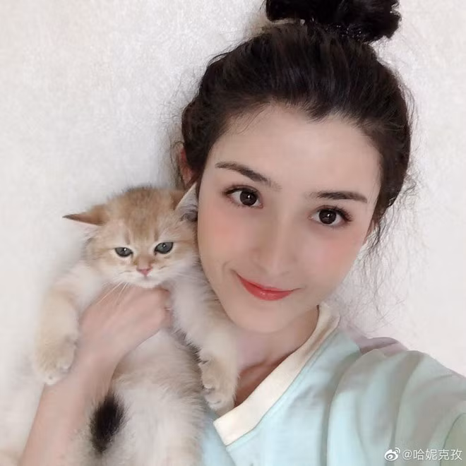 Khác với hình ảnh hoa mỹ trên tạp chí, ngoài đời Cáp Ny Khắc Tư luôn chọn cách trang điểm và làm tóc đơn giản. Cô gái trẻ còn hay tạo dáng ngộ nghĩnh, hài hước khi chụp ảnh và thường xuyên đăng ảnh cùng mèo cưng của mình. Hiện tài khoản Weibo của cô có hơn 500 nghìn người theo dõi, một con số đáng mơ ước đối với nghệ sĩ mới trong giới giải trí.