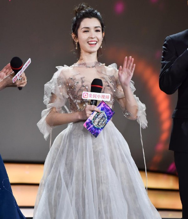 Thành danh sau một đêm, nàng mỹ nhân Tân Cương nhận nhiều ưu ái từ nhà đài và nhà sản xuất show Hoa ngữ. Cuối tháng 12/2018 cô được mời làm MC cho một chương trình truyền hình quan trọng. Xuất hiện trên sân khấu với chiếc váy dài sang trọng, tóc búi cao và đôi hoa tai nổi bật, người đẹp một lần nữa khiến khán giả phải trầm trồ. Tại đây cô còn biểu diễn một điệu múa cổ.