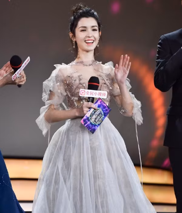 Thành danh sau một đêm, nàng mỹ nhân Tân Cương nhận nhiều ưu ái từ nhà đài và nhà sản xuất show Hoa ngữ. Cuối tháng 12/2018 cô được mời làm MC cho một chương trình truyền hình quan trọng. Xuất hiện trên sân khấu với chiếc váy dài sang trọng, tóc búi cao và đôi hoa tai nổi bật, người đẹp một lần nữa khiến khán giả phải trầm trồ. Tại đây cô còn biểu diễn một điệu múa cổ.